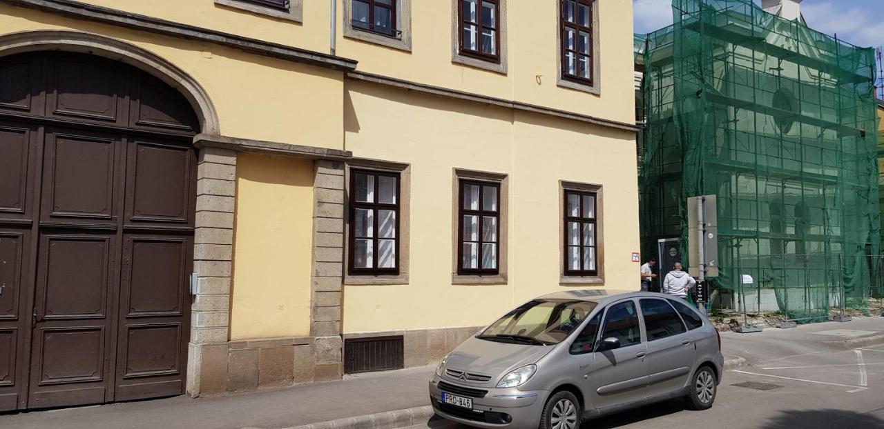 Pr Apartman Eger Bagian luar foto