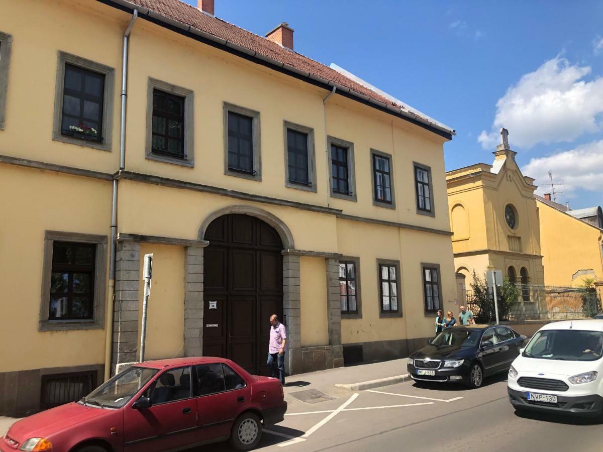 Pr Apartman Eger Bagian luar foto